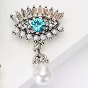 Eye of Elegance Pearl Silver Brooch